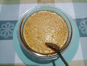 再开火，仍然小火，再加热两分钟，然后全倒入容器中，再快速搅拌均匀。注意安全，不要烫到自己哟。