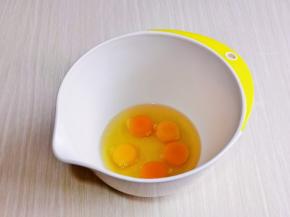 首先将全蛋磕入无油无水的器具中。