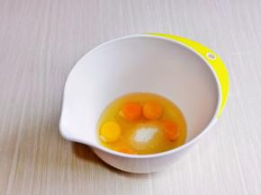 加入白砂糖，糖的量可以根据个人口味增减，我这个量甜度适中。