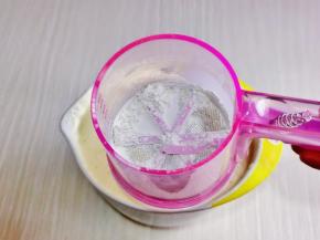 再筛入蛋糕粉。（低筋面粉也可以）