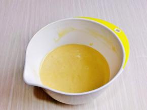 充分翻拌均匀，油与蛋糕糊完全融合。（这时将烤箱预热上下150度预热5分钟）