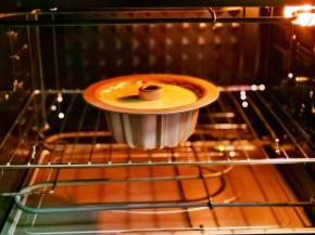 将模具入烤箱中层的烤网上，上150度，下145度烤45分钟。（烤箱温度及时间仅供参考，具体根据自家烤箱性能另定）