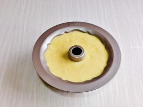 做好的蛋糕糊，倒入咕咕霍夫蛋糕模具中。（我的模具是7寸，这个量正好哈）