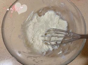 筛入低粉“之”字形混合均匀。