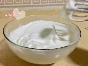 蛋白分三次加入糖打发至小弯钩状态。