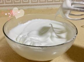 蛋白分三次加入糖打发至小弯钩状态。