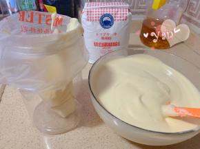 用刮刀舀一勺面糊装入裱花袋里。