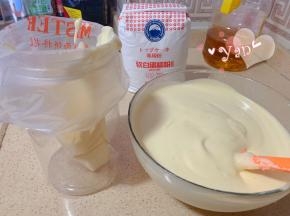 用刮刀舀一勺面糊装入裱花袋里。