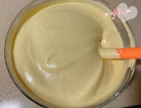 蛋白分三次加入蛋黄糊里，翻拌均匀。