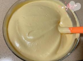 蛋白分三次加入蛋黄糊里，翻拌均匀。