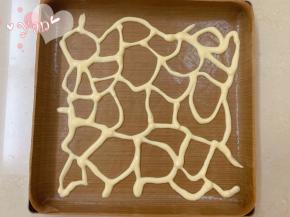 挤出长颈鹿纹，放入预热好的烤箱，中层，上下火，150度烤3分钟。