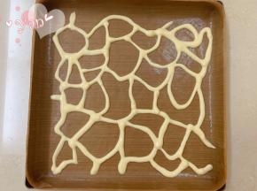 挤出长颈鹿纹，放入预热好的烤箱，中层，上下火，150度烤3分钟。