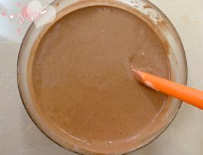 将放凉的可可溶液倒入面糊里翻拌均匀。