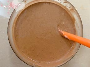 将放凉的可可溶液倒入面糊里翻拌均匀。