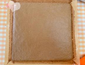 放入提前预热好的烤箱，中层，上下火，150度烤30分钟。烤好的蛋糕取出，放晾网上晾凉，撕开四边的油布。