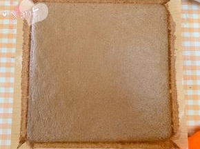 放入提前预热好的烤箱，中层，上下火，150度烤30分钟。烤好的蛋糕取出，放晾网上晾凉，撕开四边的油布。