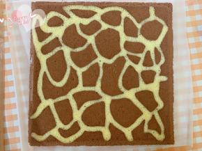 蛋糕铺上油纸，翻面，撕开油布，毛巾面出来。