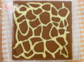 蛋糕铺上油纸，翻面，撕开油布，毛巾面出来。