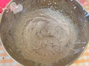 淡奶油+细砂糖+奥利奥饼干碎+盐打发。