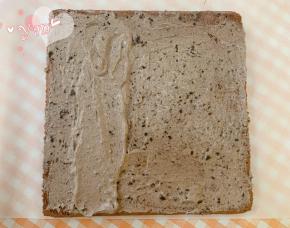 蛋糕卷的正面朝上，抹上奥利奥咸奶油。