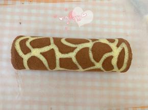 卷起来，放冰箱冷藏半小时以上。