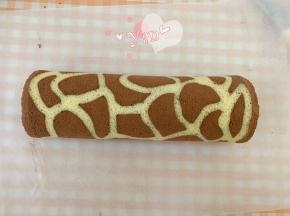 卷起来，放冰箱冷藏半小时以上。