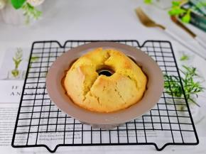 取出模具，放烤网上晾凉，无需倒扣哈，自然晾凉即可。