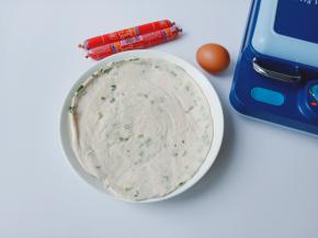 准备手抓饼一个，鸡蛋与火腿肠。