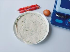 准备手抓饼一个，鸡蛋与火腿肠。