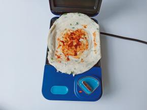 刷上一层酱料。