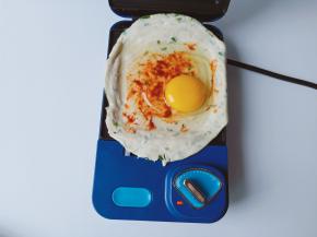 磕入一个鸡蛋。