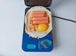 火腿肠去除外皮横着切成两段放入。