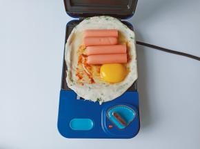 火腿肠去除外皮横着切成两段放入。