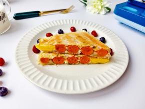 出锅的手抓饼切成小块食用。