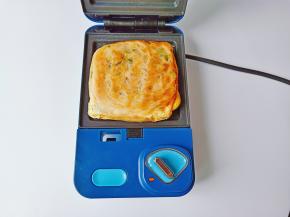 将整个手抓饼都煎到金黄酥脆就可以了。