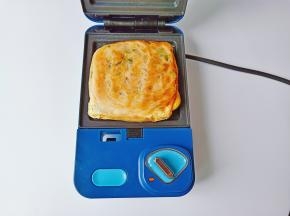 将整个手抓饼都煎到金黄酥脆就可以了。