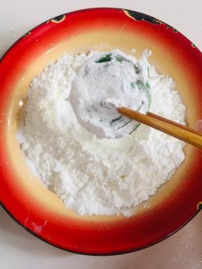 卷好的豇豆先裹一层玉米淀粉！