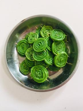 依次做好所有的豇豆！可以让你家宝宝和你一起来做！这样小宝贝吃饭的时候更加有成就感！