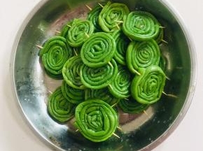 依次做好所有的豇豆！可以让你家宝宝和你一起来做！这样小宝贝吃饭的时候更加有成就感！