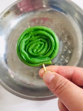 用牙签固定住！