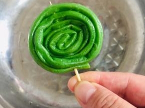 用牙签固定住！