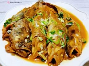 这盘营养丰富又美味的家焖杂拌鱼也是宴客的必备拿手大菜