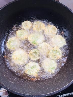 油温七成热，放入豇豆中火炸！