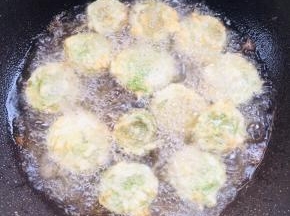 油温七成热，放入豇豆中火炸！