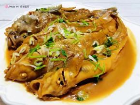 鲜嫩可口的杂拌鱼装入盘中就大功告成了