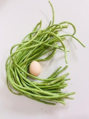 准备一个鸡蛋，豇豆掐去头尾，清洗干净备用！
