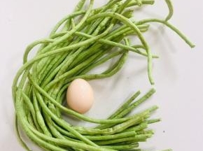 准备一个鸡蛋，豇豆掐去头尾，清洗干净备用！