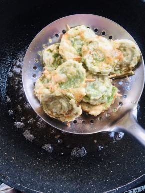 炸至两面金黄色即可捞出控油备用！