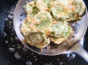 炸至两面金黄色即可捞出控油备用！