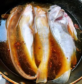 依次摆入杂拌鱼大火炖起来